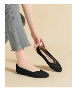 Dettaglio di ballerine in maglia nera traspirante con suola morbida e comoda