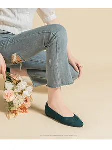 Dettaglio scarpe basse in maglia verde traforata da donna con elegante punta tonda