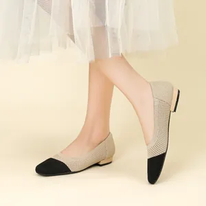 Élégantes ballerines bicolores respirantes à bout carré pour femmes sur modèle