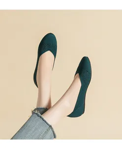 Vista dettagliata di ballerine da donna in maglia traforata traspirante verde scuro