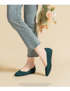 Vista dettagliata di ballerine in maglia traspirante verde scuro con jeans in denim