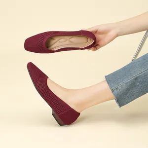 Gros plan sur des ballerines en maille rouge vin à petit talon bloc pour femme