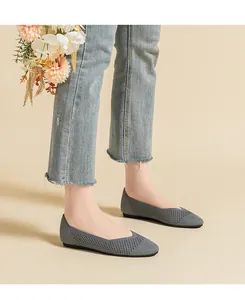 Dettaglio di ballerine grigie in maglia traspirante per donna con suole morbide