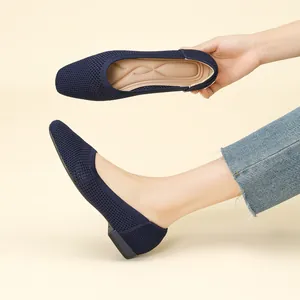 Vue détaillée de ballerines en maille respirante bleu foncé pour femmes à talon carré