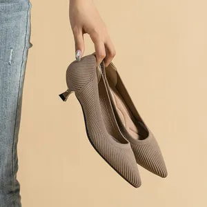 Elegante gebreide pumps met spitse neus en kitten-hak in kaki