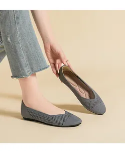 Dettaglio di ballerine grigie in maglia traspirante con suola morbida e punta tonda