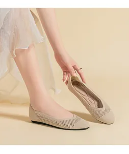 Dettaglio delle scarpe basse in maglia beige traforata da donna con mesh traspirante