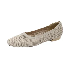 Ballerines en tricot beige respirant avec bout carré et talon plat élégant