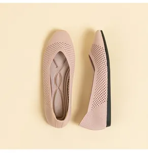 Dettaglio di scarpe basse in maglia rosa traspirante con motivo traforato