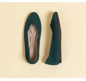 Dettaglio della trama in maglia color teal traspirante e della suola piatta morbida.