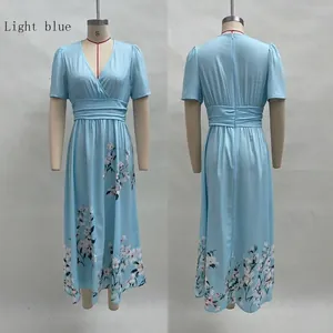 Vues avant et arrière d'une robe longue bleu clair à manches courtes avec imprimé floral