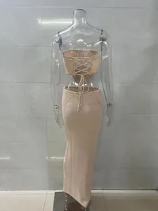 Detalle de la espalda del conjunto de punto beige con top corto con cordones y falda