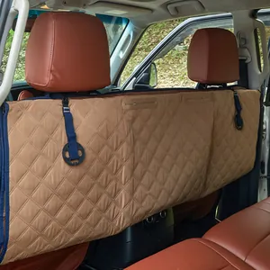 Vue détaillée de la housse de siège auto imperméable matelassée marron pour animaux.