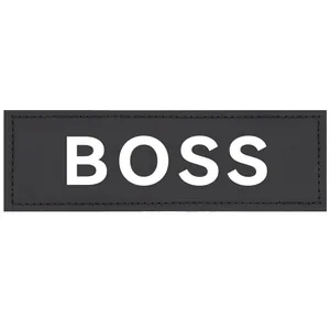 Detailansicht eines schwarzen Klett-Patches mit weißem 'BOSS'-Schriftzug für K9-Hundegeschirre