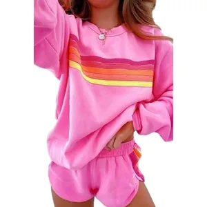 Damen-Set mit rosa gestreiftem Sweatshirt und lockeren Shorts mit Regenbogenstreifen
