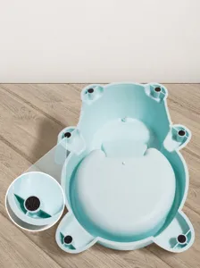Vue macro montrant les patins en silicone antidérapants sous une gamelle bleue pour animaux