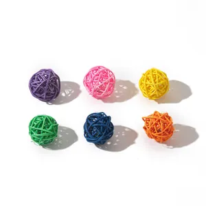 Dettaglio di sei palline colorate in rattan intrecciato per il gioco dei gatti