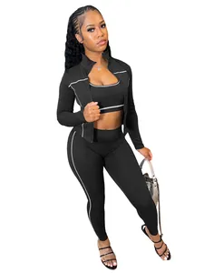 Vista dettagliata del set sportivo nero 3 pezzi con giacca e top stile racerback