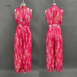 Detaillierte Vorder- und Rückansicht eines eleganten rosa geblümten Falten-Jumpsuits