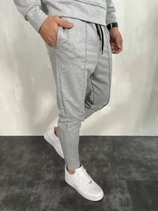 Pantaloni sportivi grigi slim fit da uomo con dettagli pieghettati e vita elastica