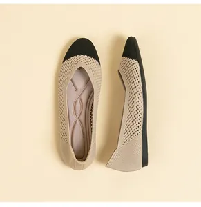 Dettaglio delle scarpe basse in maglia traspirante da donna con punta nera e mesh
