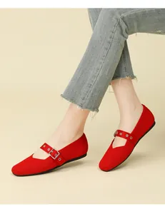 Vue détaillée de chaussures plates Mary Jane en tricot rouge avec bride à boucle
