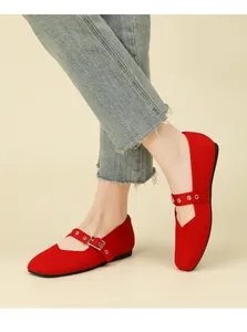 Gros plan de ballerines Mary Jane en tricot rouge vif avec bride à boucle sur un modèle.