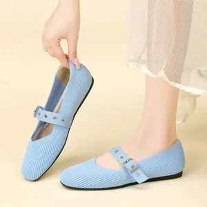 Gros plan sur les ballerines Mary Jane en maille bleu clair avec boucle détaillée