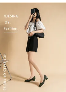 Vista laterale di eleganti scarpe in maglia verde scuro a punta quadra su una modella