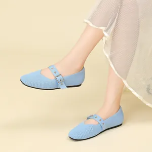 Gros plan de ballerines Mary Jane en maille bleu clair avec boucle en métal sur pied