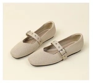 Vue détaillée de ballerines Mary Jane en maille beige avec bride à boucle