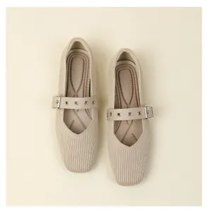 Détail de chaussures Mary Jane beiges en maille avec brides à boucles réglables