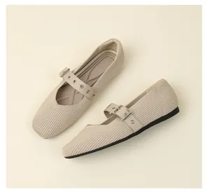 Vue détaillée de chaussures Mary Jane en maille beige avec brides à boucles métal