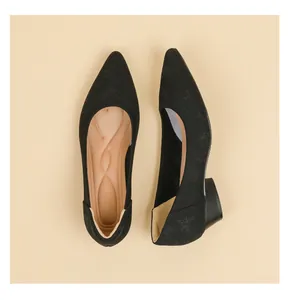 Detalle de zapatos de punto negro con punta fina, patrón de estrellas y suela acolchada
