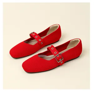 Vue détaillée des chaussures Mary Jane en maille rouge vif avec bride à boucle réglable