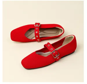 Détail montrant la texture en maille rouge et la boucle argentée des chaussures Mary Jane