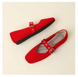 Détail de ballerines Mary Jane rouges en tricot avec texture côtelée et boucle.