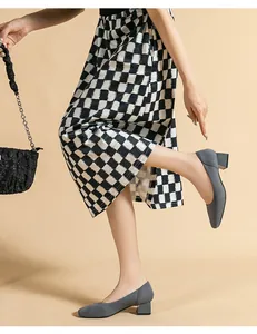 Vista dettagliata di scarpe décolleté in maglia grigia con tacco largo e punta quadra