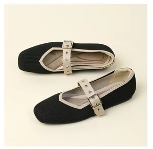 Détail rapproché de ballerines Mary Jane en tricot noir avec bride beige réglable à boucle argentée