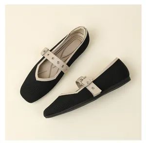 Vue détaillée des ballerines Mary Jane en tricot noir avec bride beige et semelle.