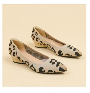 Vista detallada de zapatos de punto con punta fina y estampado de leopardo y tacón