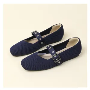 Gros plan détaillé des ballerines Mary Jane en maille bleu marine avec une bride.