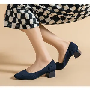 Dettaglio di décolleté in maglia blu scuro con tacco largo di 4 cm e punta quadrata