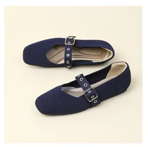 Détail des ballerines Mary Jane en maille bleu marine avec bride à boucle