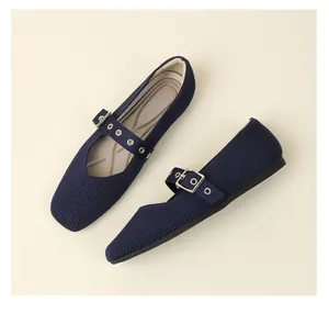 Vue détaillée de chaussures Mary Jane en tricot bleu marine avec brides à boucles