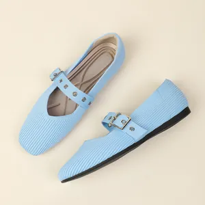 Vue détaillée des ballerines Mary Jane bleu clair tricotées avec texture côtelée et boucle