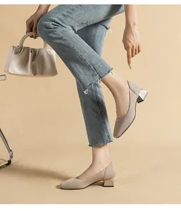 Eleganti décolleté in maglia beige a punta quadrata con comodo tacco a blocco da 4 cm.