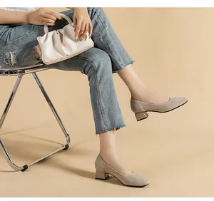 Vista dettagliata delle décolleté in maglia beige a punta quadrata con tacco a blocco