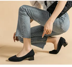 Dettaglio di scarpe in maglia nera a punta quadrata con comodi tacchi a blocco da 4 cm