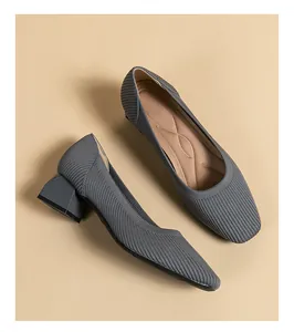 Eleganti décolleté grigie in maglia con punta quadrata e comodo tacco largo di 4 cm.